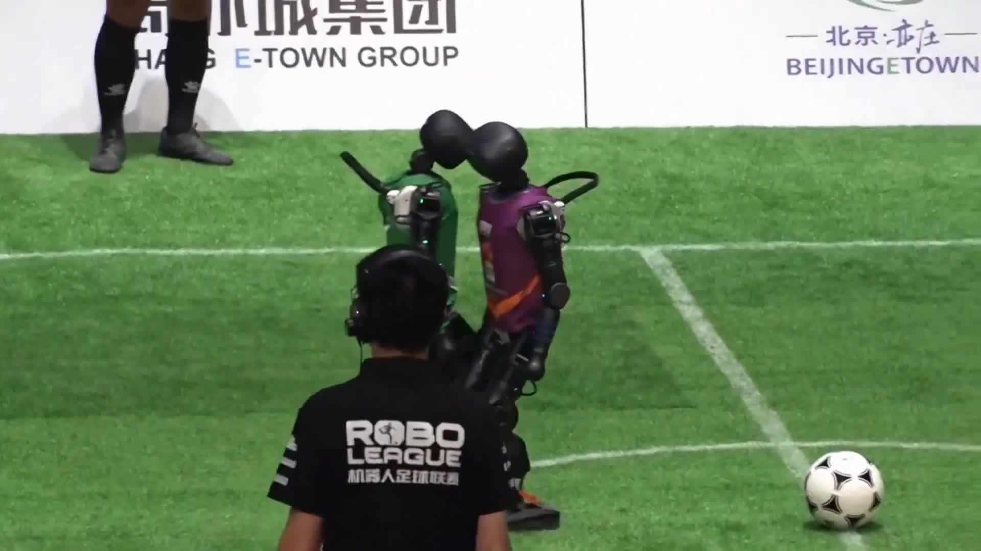 北京発、ロボットたちの珍プレー集！実はAI次世代技術の実験場
