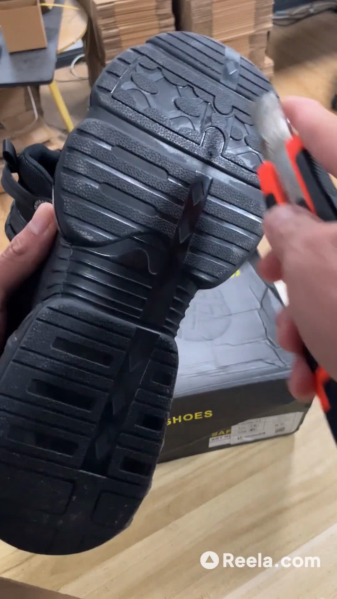 这双劳保鞋太猛了！美工刀都切不破，踩钉子都不怕！