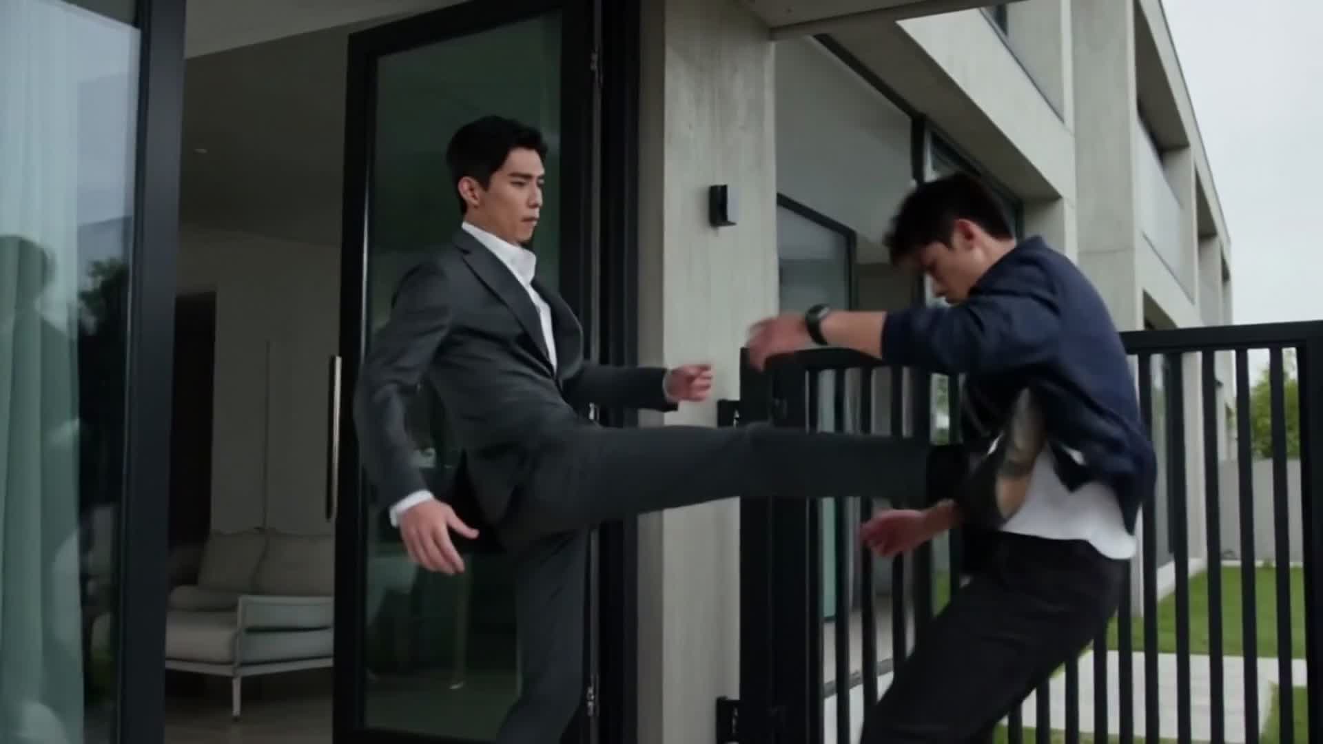 替身情人？前夫发疯质问：谁准你整成她的样子！